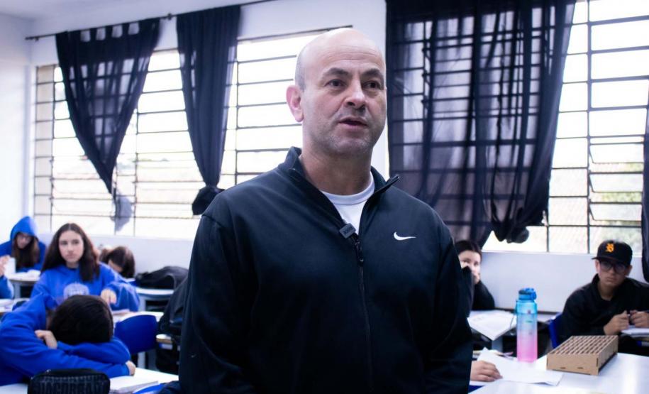 Por meio do projeto Óculos Amigo, Luiz Henrique da Rocha, 13 anos, recebeu um dispositivo que tem auxiliado o aluno da rede estadual de ensino a ter mais autonomia na escola e em casa. Por meio de uma câmera e saída de áudio, os óculos podem ler textos em qualquer superfície, identificar até 200 rostos, e reconhecer diversos objetos e cores.