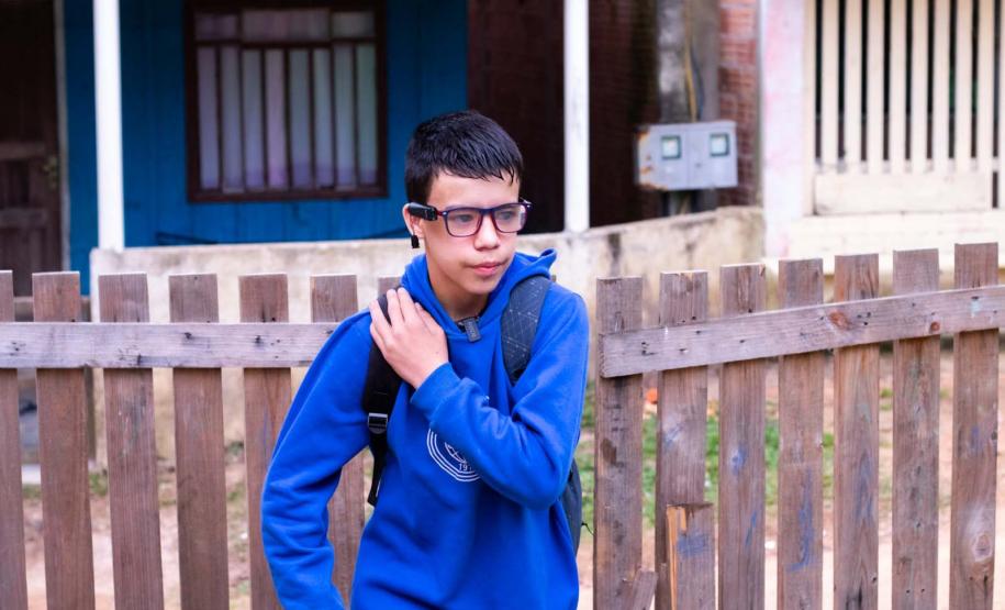 Por meio do projeto Óculos Amigo, Luiz Henrique da Rocha, 13 anos, recebeu um dispositivo que tem auxiliado o aluno da rede estadual de ensino a ter mais autonomia na escola e em casa. Por meio de uma câmera e saída de áudio, os óculos podem ler textos em qualquer superfície, identificar até 200 rostos, e reconhecer diversos objetos e cores.