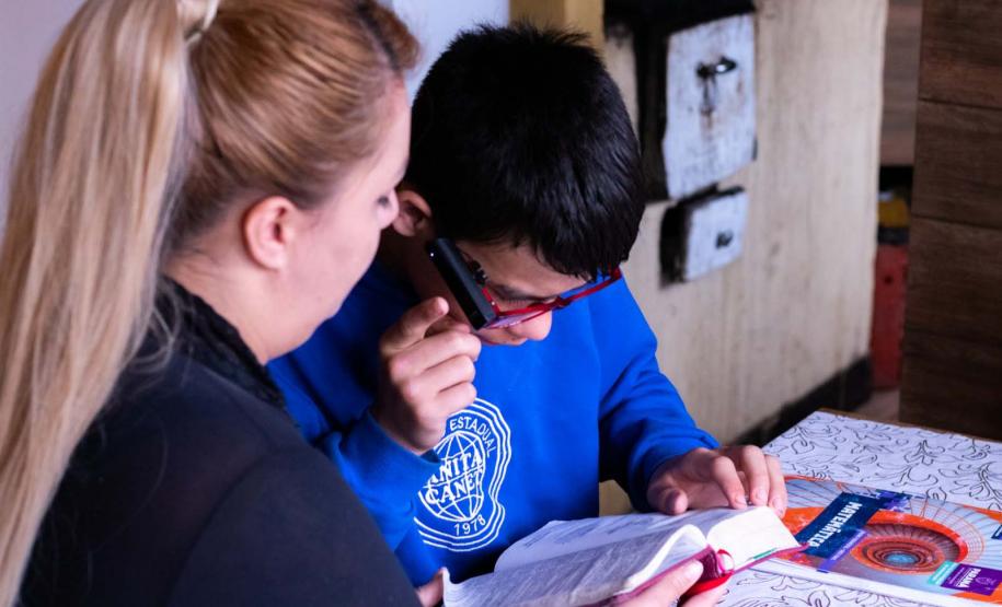 Por meio do projeto Óculos Amigo, Luiz Henrique da Rocha, 13 anos, recebeu um dispositivo que tem auxiliado o aluno da rede estadual de ensino a ter mais autonomia na escola e em casa. Por meio de uma câmera e saída de áudio, os óculos podem ler textos em qualquer superfície, identificar até 200 rostos, e reconhecer diversos objetos e cores.