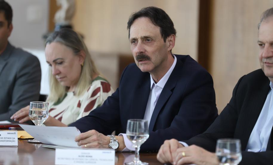 O Governo do Paraná e o Google Cloud Learning firmaram uma parceria para a concessão de licenças de cursos que qualifiquem alunos da rede estadual de escolas profissionalizantes. A autorização para a parceria foi assinada nesta quarta-feira (16) pelo governador Carlos Massa Ratinho Junior e tem como objetivo capacitar os estudantes para novas tecnologias.