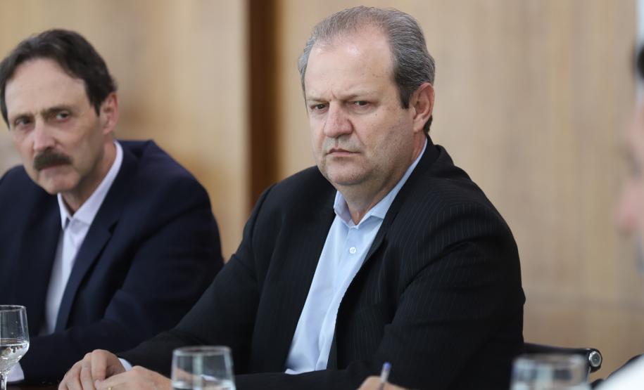 O Governo do Paraná e o Google Cloud Learning firmaram uma parceria para a concessão de licenças de cursos que qualifiquem alunos da rede estadual de escolas profissionalizantes. A autorização para a parceria foi assinada nesta quarta-feira (16) pelo governador Carlos Massa Ratinho Junior e tem como objetivo capacitar os estudantes para novas tecnologias.