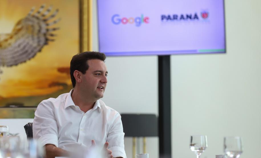 O Governo do Paraná e o Google Cloud Learning firmaram uma parceria para a concessão de licenças de cursos que qualifiquem alunos da rede estadual de escolas profissionalizantes. A autorização para a parceria foi assinada nesta quarta-feira (16) pelo governador Carlos Massa Ratinho Junior e tem como objetivo capacitar os estudantes para novas tecnologias.