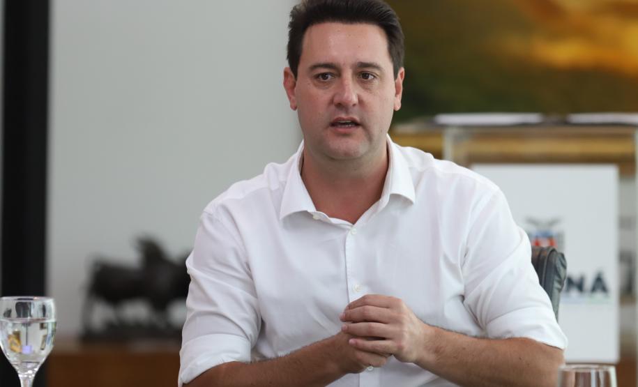 O Governo do Paraná e o Google Cloud Learning firmaram uma parceria para a concessão de licenças de cursos que qualifiquem alunos da rede estadual de escolas profissionalizantes. A autorização para a parceria foi assinada nesta quarta-feira (16) pelo governador Carlos Massa Ratinho Junior e tem como objetivo capacitar os estudantes para novas tecnologias.