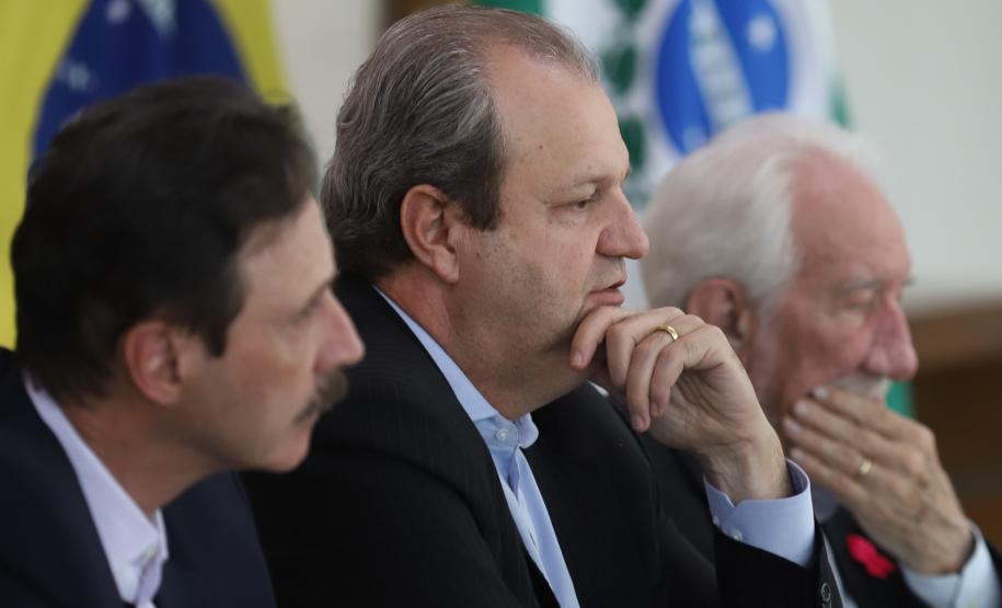 O Governo do Paraná e o Google Cloud Learning firmaram uma parceria para a concessão de licenças de cursos que qualifiquem alunos da rede estadual de escolas profissionalizantes. A autorização para a parceria foi assinada nesta quarta-feira (16) pelo governador Carlos Massa Ratinho Junior e tem como objetivo capacitar os estudantes para novas tecnologias.