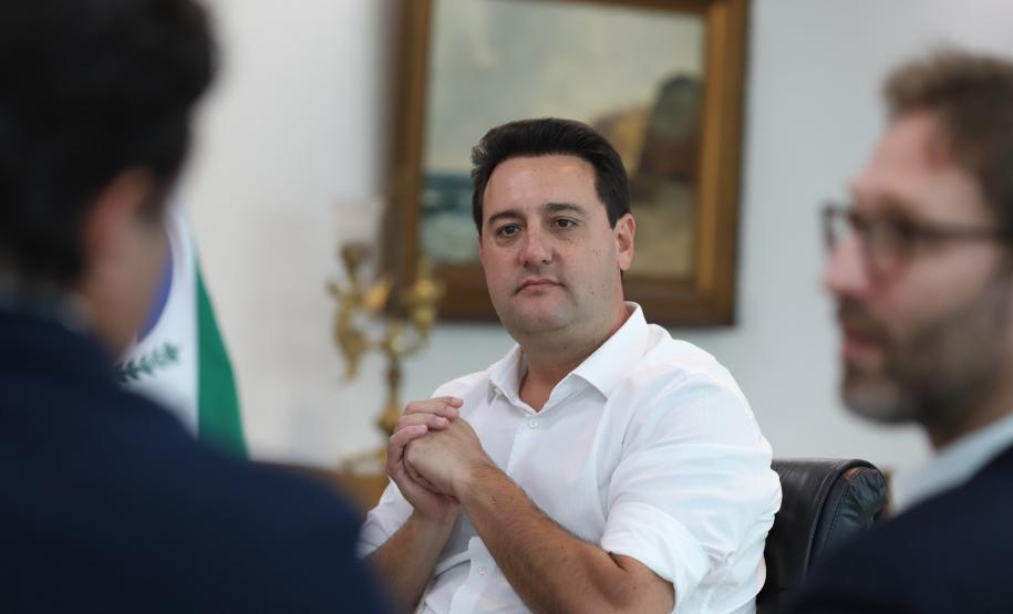 O Governo do Paraná e o Google Cloud Learning firmaram uma parceria para a concessão de licenças de cursos que qualifiquem alunos da rede estadual de escolas profissionalizantes. A autorização para a parceria foi assinada nesta quarta-feira (16) pelo governador Carlos Massa Ratinho Junior e tem como objetivo capacitar os estudantes para novas tecnologias.