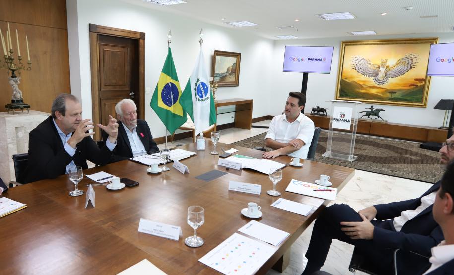 O Governo do Paraná e o Google Cloud Learning firmaram uma parceria para a concessão de licenças de cursos que qualifiquem alunos da rede estadual de escolas profissionalizantes. A autorização para a parceria foi assinada nesta quarta-feira (16) pelo governador Carlos Massa Ratinho Junior e tem como objetivo capacitar os estudantes para novas tecnologias.