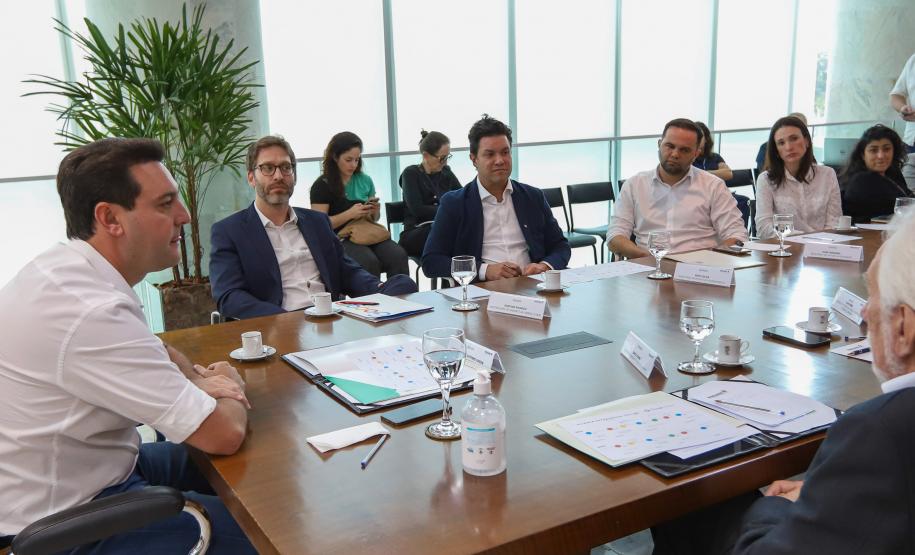 O Governo do Paraná e o Google Cloud Learning firmaram uma parceria para a concessão de licenças de cursos que qualifiquem alunos da rede estadual de escolas profissionalizantes. A autorização para a parceria foi assinada nesta quarta-feira (16) pelo governador Carlos Massa Ratinho Junior e tem como objetivo capacitar os estudantes para novas tecnologias.