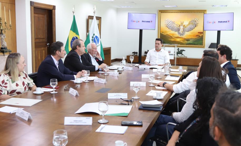 O Governo do Paraná e o Google Cloud Learning firmaram uma parceria para a concessão de licenças de cursos que qualifiquem alunos da rede estadual de escolas profissionalizantes. A autorização para a parceria foi assinada nesta quarta-feira (16) pelo governador Carlos Massa Ratinho Junior e tem como objetivo capacitar os estudantes para novas tecnologias.