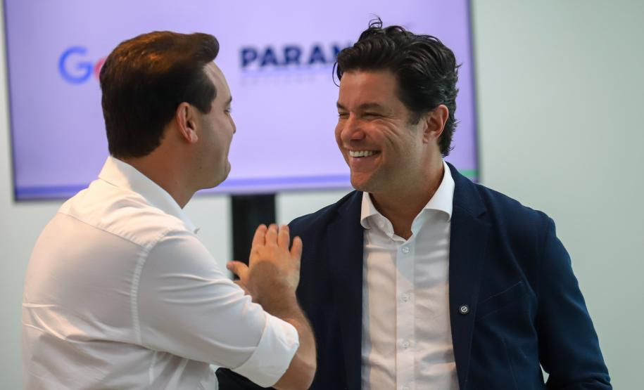 O Governo do Paraná e o Google Cloud Learning firmaram uma parceria para a concessão de licenças de cursos que qualifiquem alunos da rede estadual de escolas profissionalizantes. A autorização para a parceria foi assinada nesta quarta-feira (16) pelo governador Carlos Massa Ratinho Junior e tem como objetivo capacitar os estudantes para novas tecnologias.