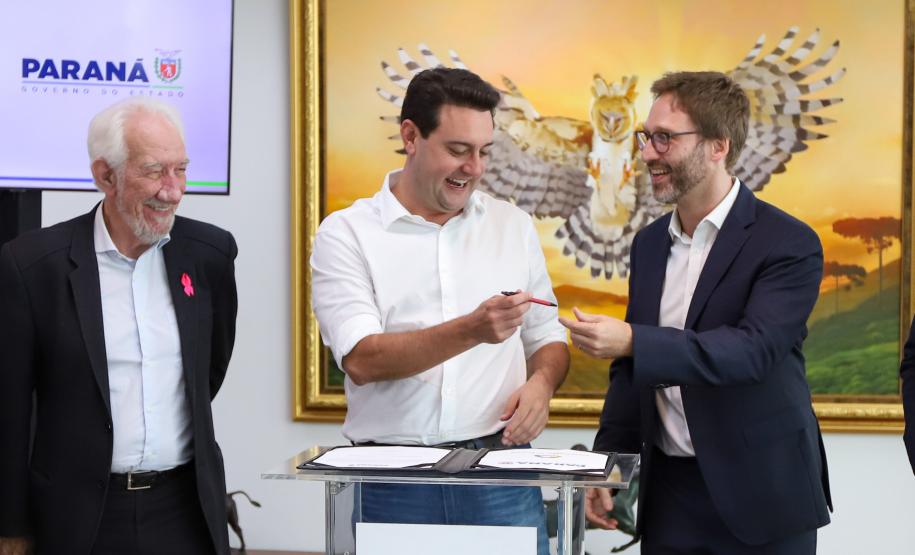 O Governo do Paraná e o Google Cloud Learning firmaram uma parceria para a concessão de licenças de cursos que qualifiquem alunos da rede estadual de escolas profissionalizantes. A autorização para a parceria foi assinada nesta quarta-feira (16) pelo governador Carlos Massa Ratinho Junior e tem como objetivo capacitar os estudantes para novas tecnologias.
