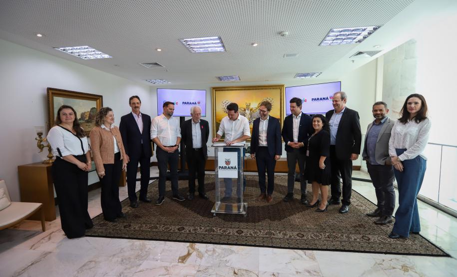 O Governo do Paraná e o Google Cloud Learning firmaram uma parceria para a concessão de licenças de cursos que qualifiquem alunos da rede estadual de escolas profissionalizantes. A autorização para a parceria foi assinada nesta quarta-feira (16) pelo governador Carlos Massa Ratinho Junior e tem como objetivo capacitar os estudantes para novas tecnologias.
