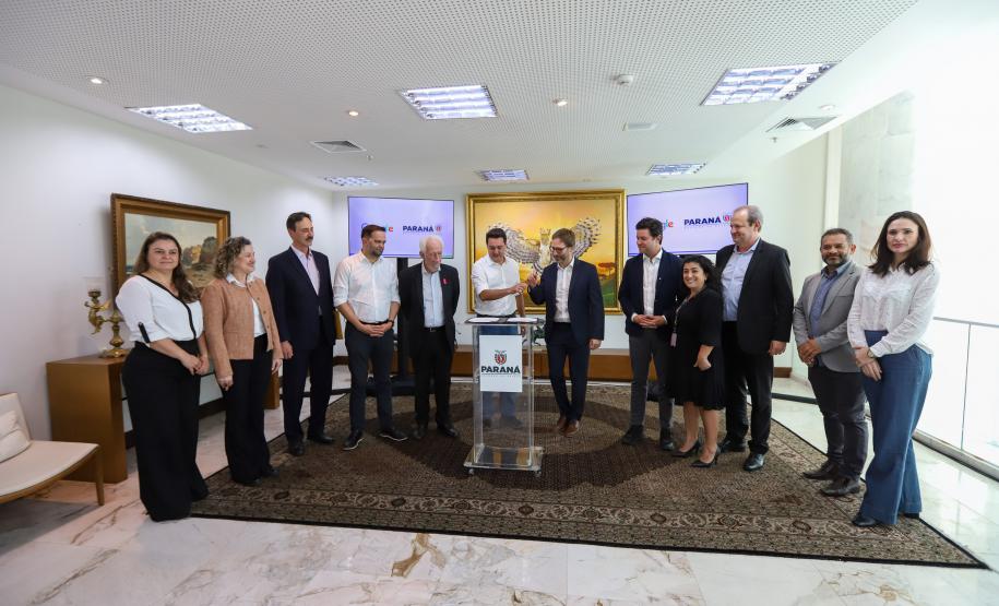 O Governo do Paraná e o Google Cloud Learning firmaram uma parceria para a concessão de licenças de cursos que qualifiquem alunos da rede estadual de escolas profissionalizantes. A autorização para a parceria foi assinada nesta quarta-feira (16) pelo governador Carlos Massa Ratinho Junior e tem como objetivo capacitar os estudantes para novas tecnologias.