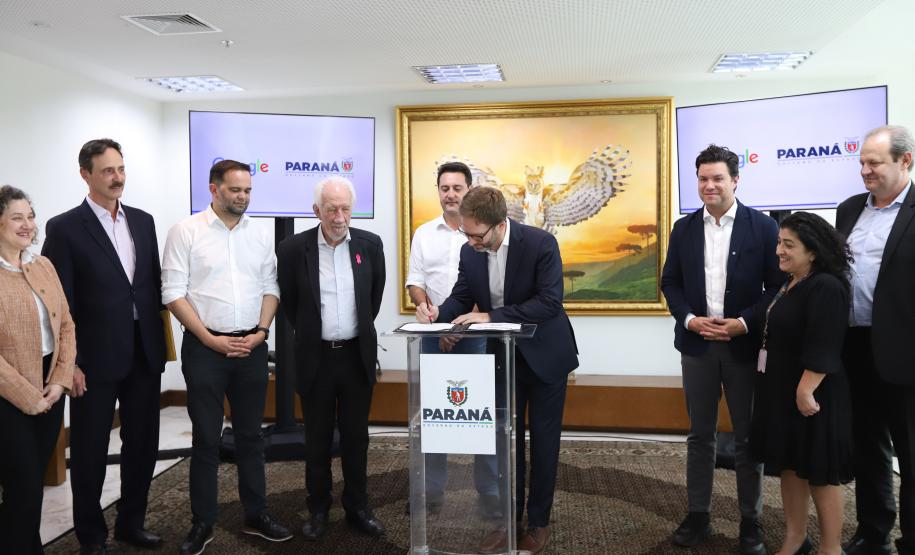 O Governo do Paraná e o Google Cloud Learning firmaram uma parceria para a concessão de licenças de cursos que qualifiquem alunos da rede estadual de escolas profissionalizantes. A autorização para a parceria foi assinada nesta quarta-feira (16) pelo governador Carlos Massa Ratinho Junior e tem como objetivo capacitar os estudantes para novas tecnologias.