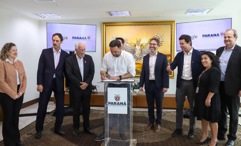 O Governo do Paraná e o Google Cloud Learning firmaram uma parceria para a concessão de licenças de cursos que qualifiquem alunos da rede estadual de escolas profissionalizantes. A autorização para a parceria foi assinada nesta quarta-feira (16) pelo governador Carlos Massa Ratinho Junior e tem como objetivo capacitar os estudantes para novas tecnologias.