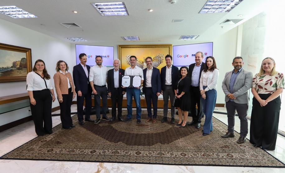 O Governo do Paraná e o Google Cloud Learning firmaram uma parceria para a concessão de licenças de cursos que qualifiquem alunos da rede estadual de escolas profissionalizantes. A autorização para a parceria foi assinada nesta quarta-feira (16) pelo governador Carlos Massa Ratinho Junior e tem como objetivo capacitar os estudantes para novas tecnologias.