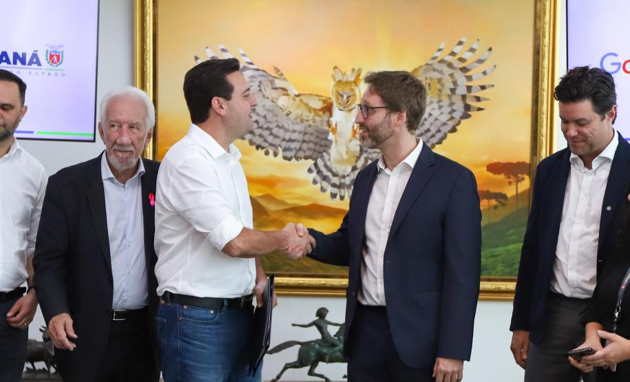 O Governo do Paraná e o Google Cloud Learning firmaram uma parceria para a concessão de licenças de cursos que qualifiquem alunos da rede estadual de escolas profissionalizantes. A autorização para a parceria foi assinada nesta quarta-feira (16) pelo governador Carlos Massa Ratinho Junior e tem como objetivo capacitar os estudantes para novas tecnologias.