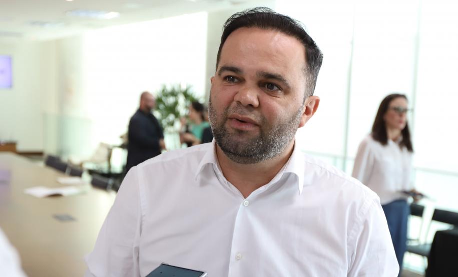 O Governo do Paraná e o Google Cloud Learning firmaram uma parceria para a concessão de licenças de cursos que qualifiquem alunos da rede estadual de escolas profissionalizantes. A autorização para a parceria foi assinada nesta quarta-feira (16) pelo governador Carlos Massa Ratinho Junior e tem como objetivo capacitar os estudantes para novas tecnologias.