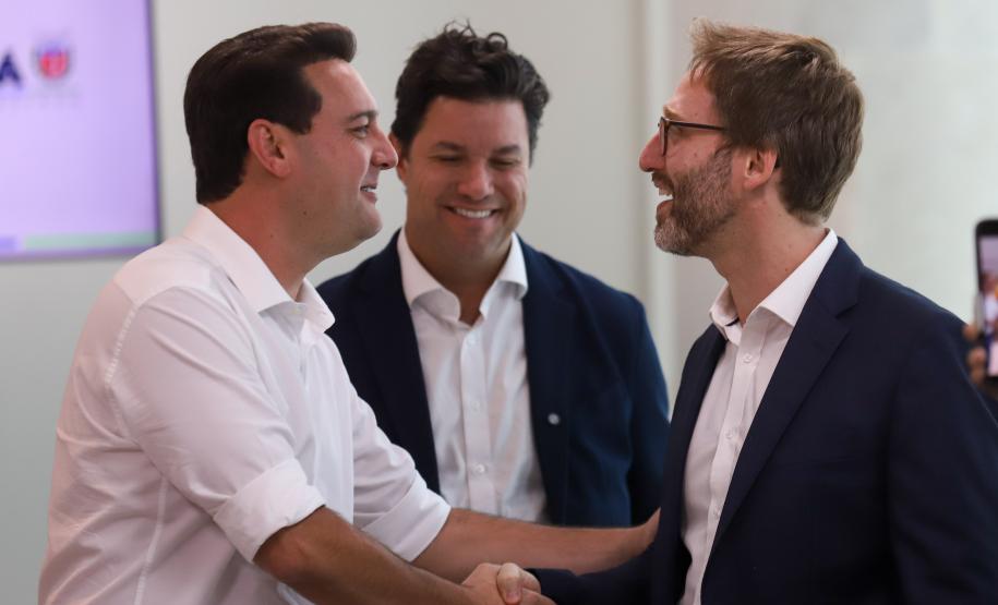 O Governo do Paraná e o Google Cloud Learning firmaram uma parceria para a concessão de licenças de cursos que qualifiquem alunos da rede estadual de escolas profissionalizantes. A autorização para a parceria foi assinada nesta quarta-feira (16) pelo governador Carlos Massa Ratinho Junior e tem como objetivo capacitar os estudantes para novas tecnologias.