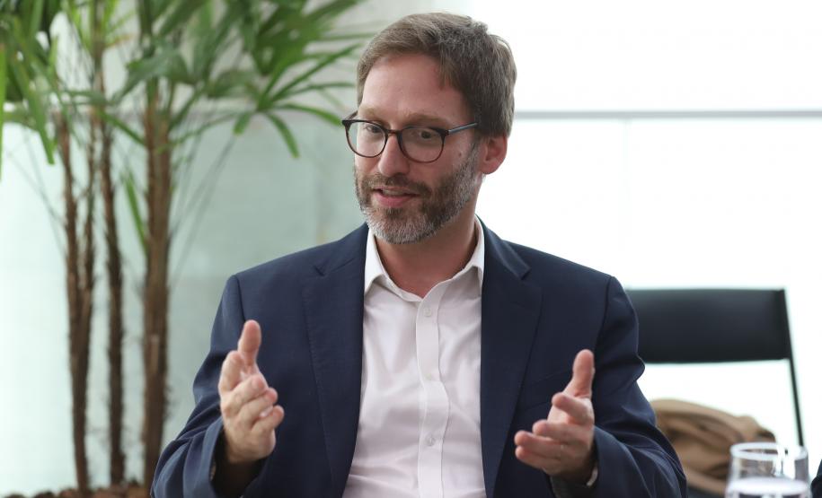 O Governo do Paraná e o Google Cloud Learning firmaram uma parceria para a concessão de licenças de cursos que qualifiquem alunos da rede estadual de escolas profissionalizantes. A autorização para a parceria foi assinada nesta quarta-feira (16) pelo governador Carlos Massa Ratinho Junior e tem como objetivo capacitar os estudantes para novas tecnologias.