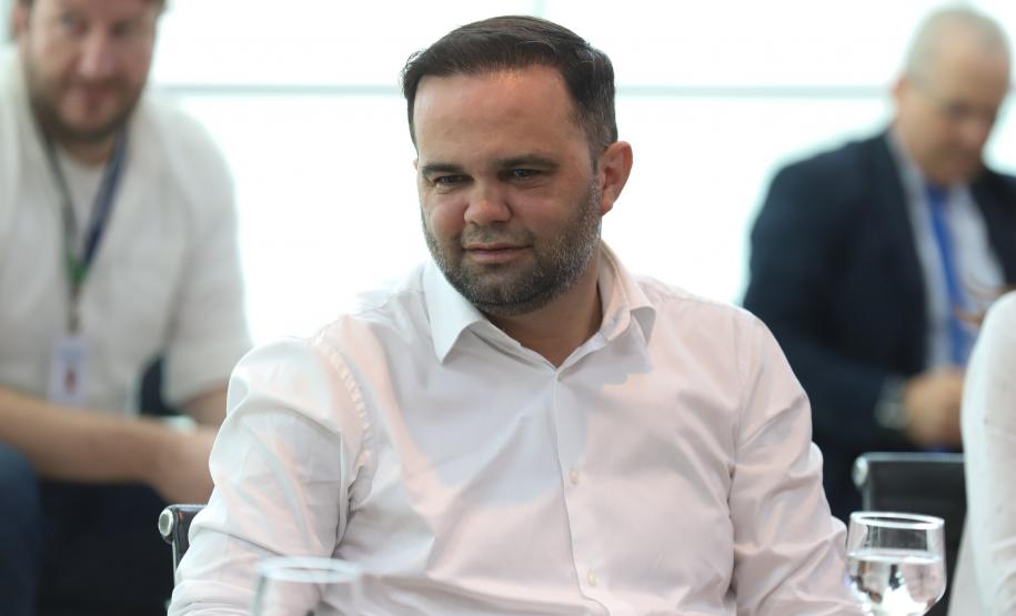 O Governo do Paraná e o Google Cloud Learning firmaram uma parceria para a concessão de licenças de cursos que qualifiquem alunos da rede estadual de escolas profissionalizantes. A autorização para a parceria foi assinada nesta quarta-feira (16) pelo governador Carlos Massa Ratinho Junior e tem como objetivo capacitar os estudantes para novas tecnologias.