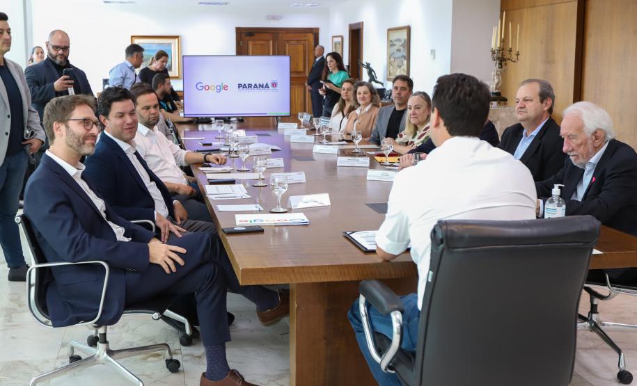 O Governo do Paraná e o Google Cloud Learning firmaram uma parceria para a concessão de licenças de cursos que qualifiquem alunos da rede estadual de escolas profissionalizantes. A autorização para a parceria foi assinada nesta quarta-feira (16) pelo governador Carlos Massa Ratinho Junior e tem como objetivo capacitar os estudantes para novas tecnologias.
