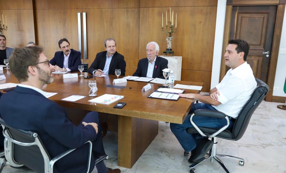 O Governo do Paraná e o Google Cloud Learning firmaram uma parceria para a concessão de licenças de cursos que qualifiquem alunos da rede estadual de escolas profissionalizantes. A autorização para a parceria foi assinada nesta quarta-feira (16) pelo governador Carlos Massa Ratinho Junior e tem como objetivo capacitar os estudantes para novas tecnologias.