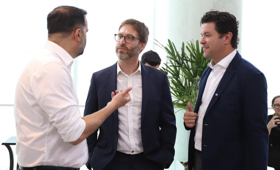 O Governo do Paraná e o Google Cloud Learning firmaram uma parceria para a concessão de licenças de cursos que qualifiquem alunos da rede estadual de escolas profissionalizantes. A autorização para a parceria foi assinada nesta quarta-feira (16) pelo governador Carlos Massa Ratinho Junior e tem como objetivo capacitar os estudantes para novas tecnologias.