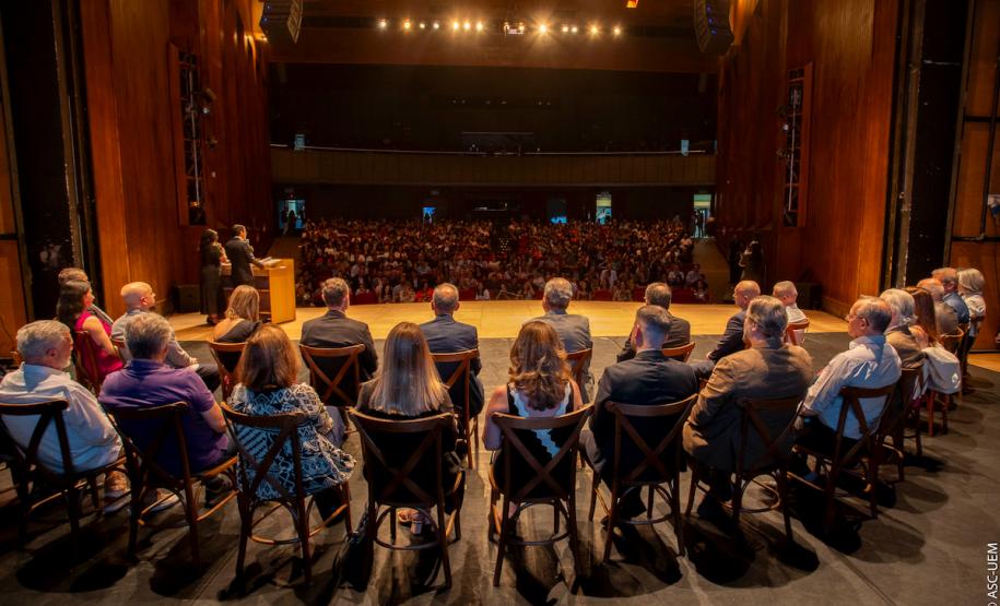 Cerimônia de abertura do Paraná Faz Ciência 2024 lota Teatro Calil Haddad