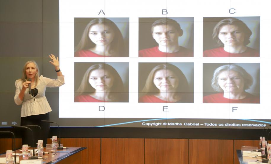 Curitiba, 22 de outubro de 2024 - O governador Carlos Massa Ratinho Junior participa, no Teatro Guaíra, do evento sobre Inteligência Artificial e Sanção da Lei de Aprovação do Plano de IA para o Serviço Público do Paraná.