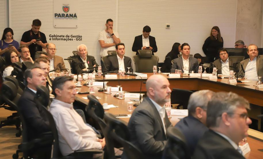 Curitiba, 22 de outubro de 2024 - O governador Carlos Massa Ratinho Junior participa, no Teatro Guaíra, do evento sobre Inteligência Artificial e Sanção da Lei de Aprovação do Plano de IA para o Serviço Público do Paraná.