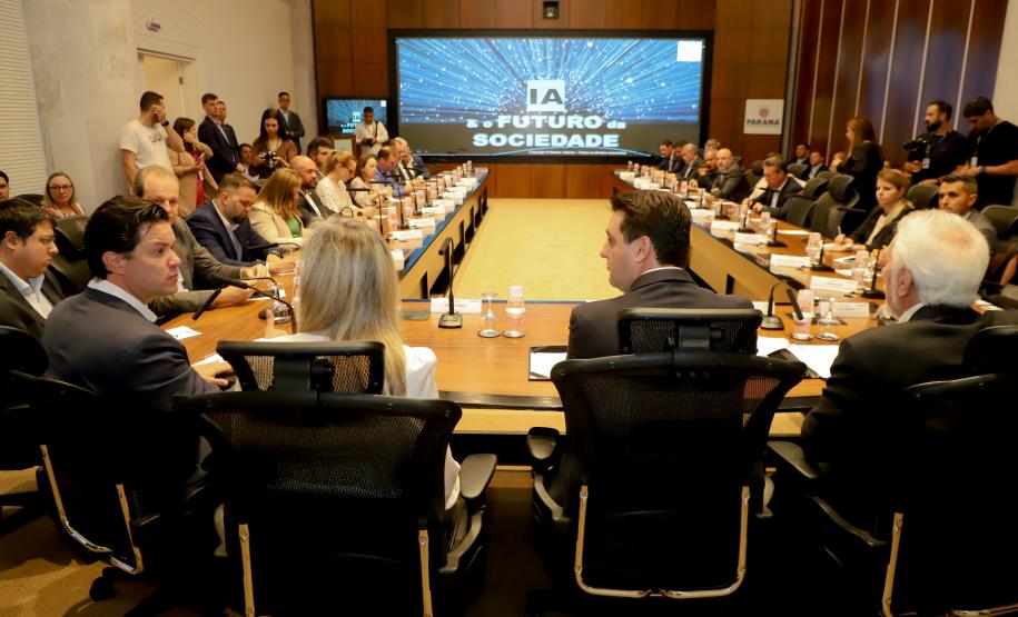 Curitiba, 22 de outubro de 2024 - O governador Carlos Massa Ratinho Junior participa, no Teatro Guaíra, do evento sobre Inteligência Artificial e Sanção da Lei de Aprovação do Plano de IA para o Serviço Público do Paraná.