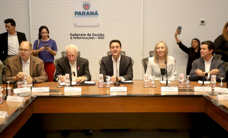 Curitiba, 22 de outubro de 2024 - O governador Carlos Massa Ratinho Junior participa, no Teatro Guaíra, do evento sobre Inteligência Artificial e Sanção da Lei de Aprovação do Plano de IA para o Serviço Público do Paraná.