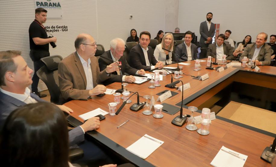 Curitiba, 22 de outubro de 2024 - O governador Carlos Massa Ratinho Junior participa, no Teatro Guaíra, do evento sobre Inteligência Artificial e Sanção da Lei de Aprovação do Plano de IA para o Serviço Público do Paraná.