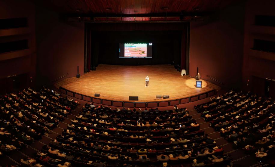 Curitiba, 22 de outubro de 2024 - O governador Carlos Massa Ratinho Junior participa, no Teatro Guaíra, do evento sobre Inteligência Artificial e Sanção da Lei de Aprovação do Plano de IA para o Serviço Público do Paraná.