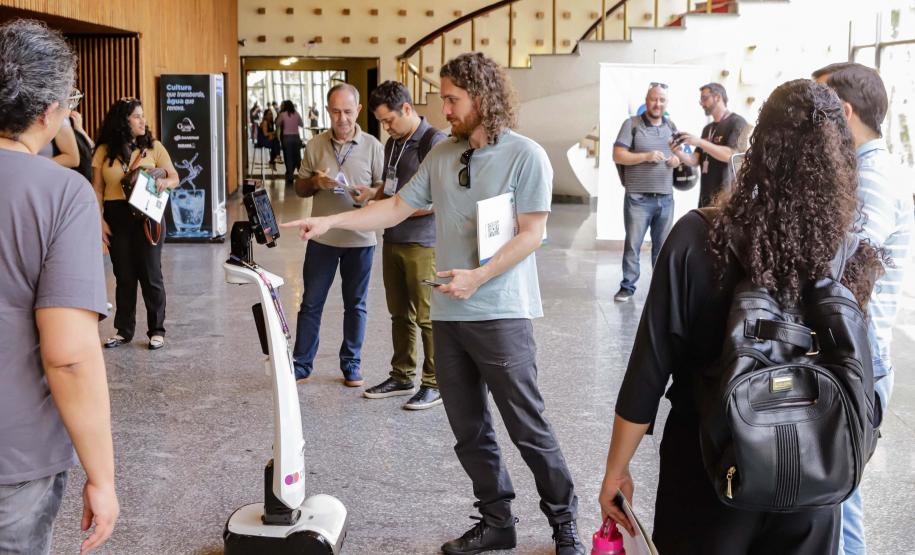 Curitiba, 22 de outubro de 2024 - O governador Carlos Massa Ratinho Junior participa, no Teatro Guaíra, do evento sobre Inteligência Artificial e Sanção da Lei de Aprovação do Plano de IA para o Serviço Público do Paraná.
