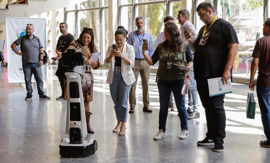 Curitiba, 22 de outubro de 2024 - O governador Carlos Massa Ratinho Junior participa, no Teatro Guaíra, do evento sobre Inteligência Artificial e Sanção da Lei de Aprovação do Plano de IA para o Serviço Público do Paraná.