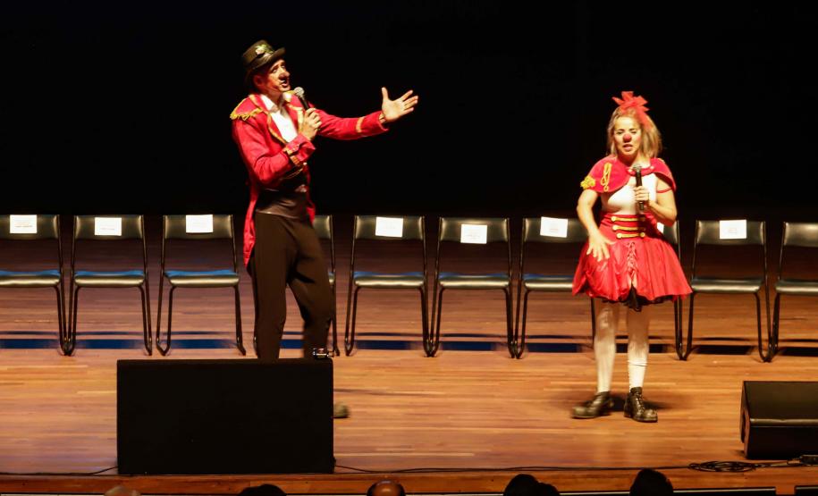 Curitiba, 22 de outubro de 2024 - O governador Carlos Massa Ratinho Junior participa, no Teatro Guaíra, do evento sobre Inteligência Artificial e Sanção da Lei de Aprovação do Plano de IA para o Serviço Público do Paraná.