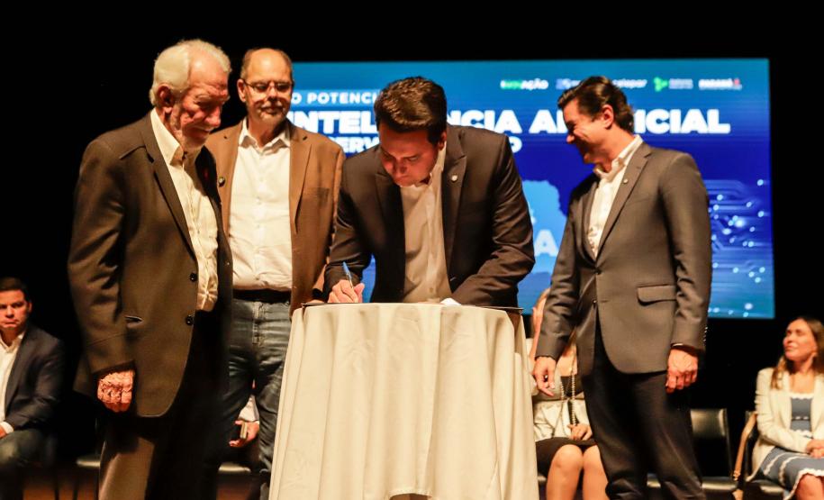 Curitiba, 22 de outubro de 2024 - O governador Carlos Massa Ratinho Junior participa, no Teatro Guaíra, do evento sobre Inteligência Artificial e Sanção da Lei de Aprovação do Plano de IA para o Serviço Público do Paraná.