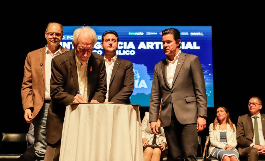 Curitiba, 22 de outubro de 2024 - O governador Carlos Massa Ratinho Junior participa, no Teatro Guaíra, do evento sobre Inteligência Artificial e Sanção da Lei de Aprovação do Plano de IA para o Serviço Público do Paraná.