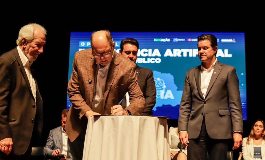 Curitiba, 22 de outubro de 2024 - O governador Carlos Massa Ratinho Junior participa, no Teatro Guaíra, do evento sobre Inteligência Artificial e Sanção da Lei de Aprovação do Plano de IA para o Serviço Público do Paraná.