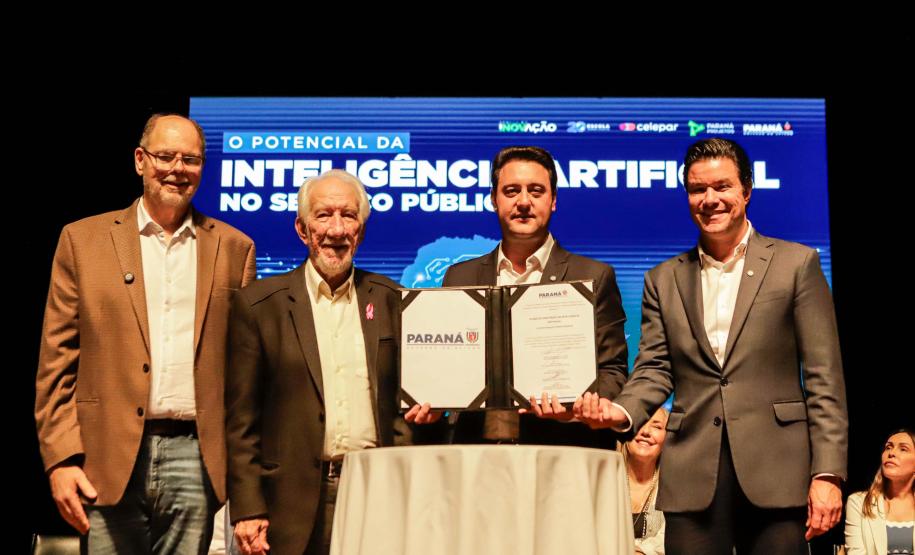 Curitiba, 22 de outubro de 2024 - O governador Carlos Massa Ratinho Junior participa, no Teatro Guaíra, do evento sobre Inteligência Artificial e Sanção da Lei de Aprovação do Plano de IA para o Serviço Público do Paraná.