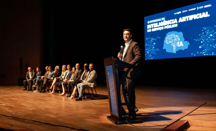 Curitiba, 22 de outubro de 2024 - O governador Carlos Massa Ratinho Junior participa, no Teatro Guaíra, do evento sobre Inteligência Artificial e Sanção da Lei de Aprovação do Plano de IA para o Serviço Público do Paraná.