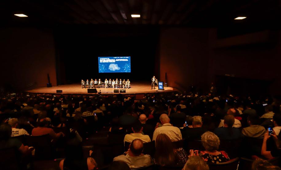 Curitiba, 22 de outubro de 2024 - O governador Carlos Massa Ratinho Junior participa, no Teatro Guaíra, do evento sobre Inteligência Artificial e Sanção da Lei de Aprovação do Plano de IA para o Serviço Público do Paraná.