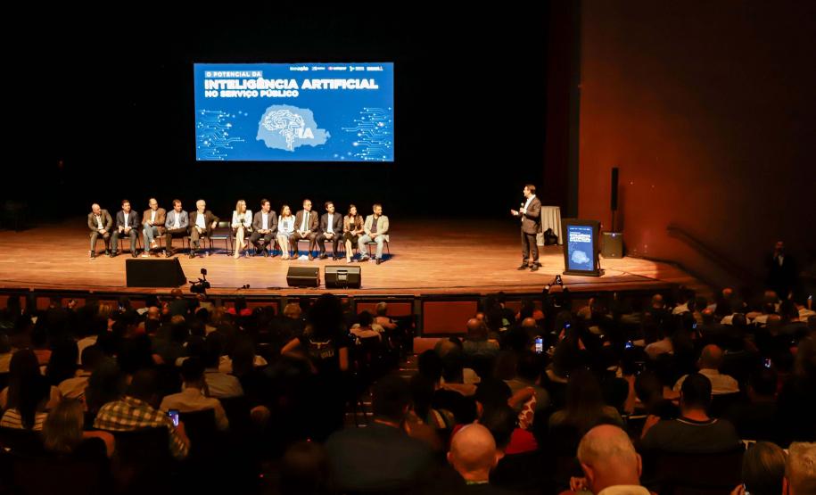 Curitiba, 22 de outubro de 2024 - O governador Carlos Massa Ratinho Junior participa, no Teatro Guaíra, do evento sobre Inteligência Artificial e Sanção da Lei de Aprovação do Plano de IA para o Serviço Público do Paraná.