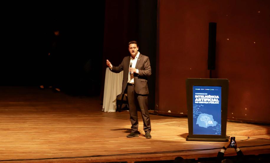 Curitiba, 22 de outubro de 2024 - O governador Carlos Massa Ratinho Junior participa, no Teatro Guaíra, do evento sobre Inteligência Artificial e Sanção da Lei de Aprovação do Plano de IA para o Serviço Público do Paraná.