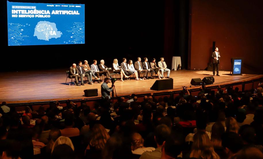 Curitiba, 22 de outubro de 2024 - O governador Carlos Massa Ratinho Junior participa, no Teatro Guaíra, do evento sobre Inteligência Artificial e Sanção da Lei de Aprovação do Plano de IA para o Serviço Público do Paraná.