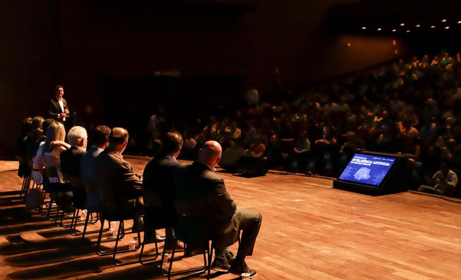 Curitiba, 22 de outubro de 2024 - O governador Carlos Massa Ratinho Junior participa, no Teatro Guaíra, do evento sobre Inteligência Artificial e Sanção da Lei de Aprovação do Plano de IA para o Serviço Público do Paraná.