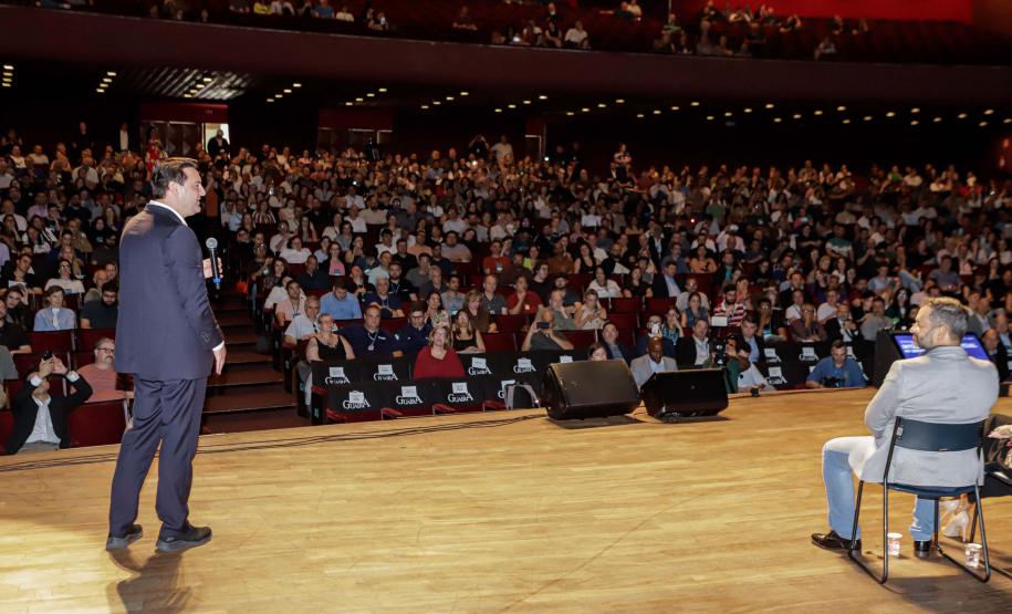 Curitiba, 22 de outubro de 2024 - O governador Carlos Massa Ratinho Junior participa, no Teatro Guaíra, do evento sobre Inteligência Artificial e Sanção da Lei de Aprovação do Plano de IA para o Serviço Público do Paraná.