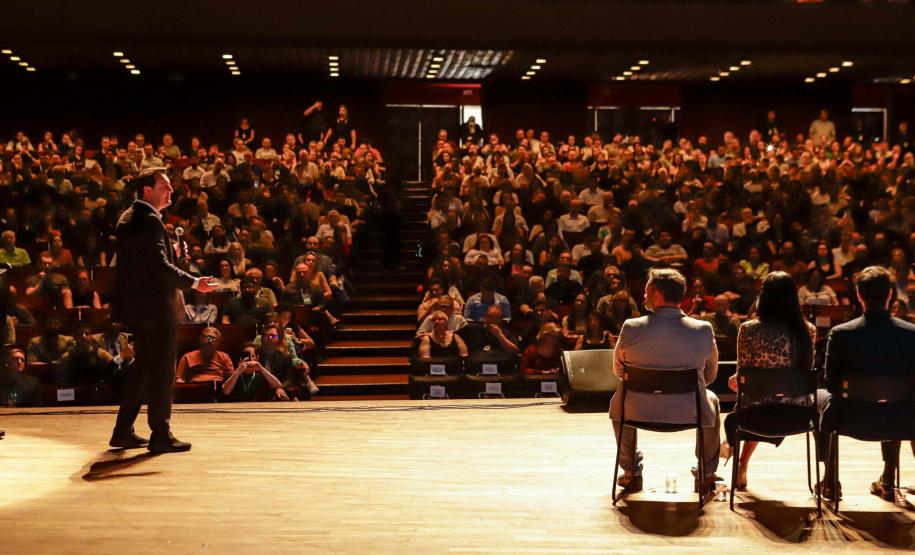 Curitiba, 22 de outubro de 2024 - O governador Carlos Massa Ratinho Junior participa, no Teatro Guaíra, do evento sobre Inteligência Artificial e Sanção da Lei de Aprovação do Plano de IA para o Serviço Público do Paraná.