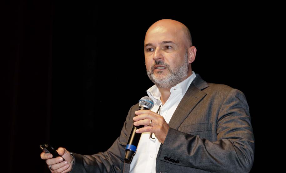 Curitiba, 22 de outubro de 2024 - O governador Carlos Massa Ratinho Junior participa, no Teatro Guaíra, do evento sobre Inteligência Artificial e Sanção da Lei de Aprovação do Plano de IA para o Serviço Público do Paraná.